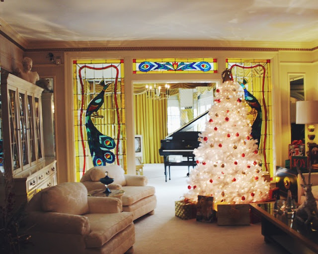 Graceland, Elvis Presley, Elvis's House at Christmas, Graceland at Christmas, Christmas at Graceland 2016, Elvis' Living room decorated for chirstmas