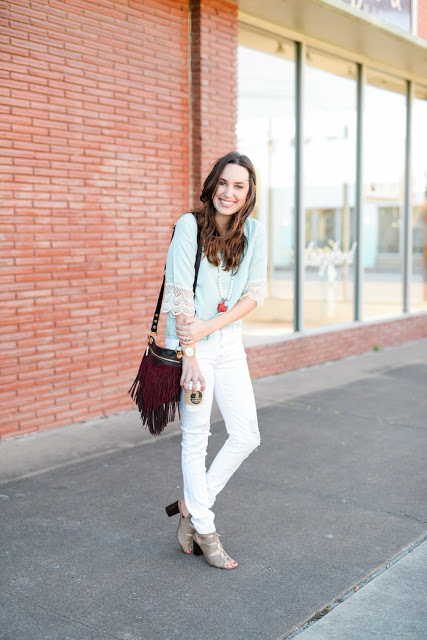 white jeans Blogger 