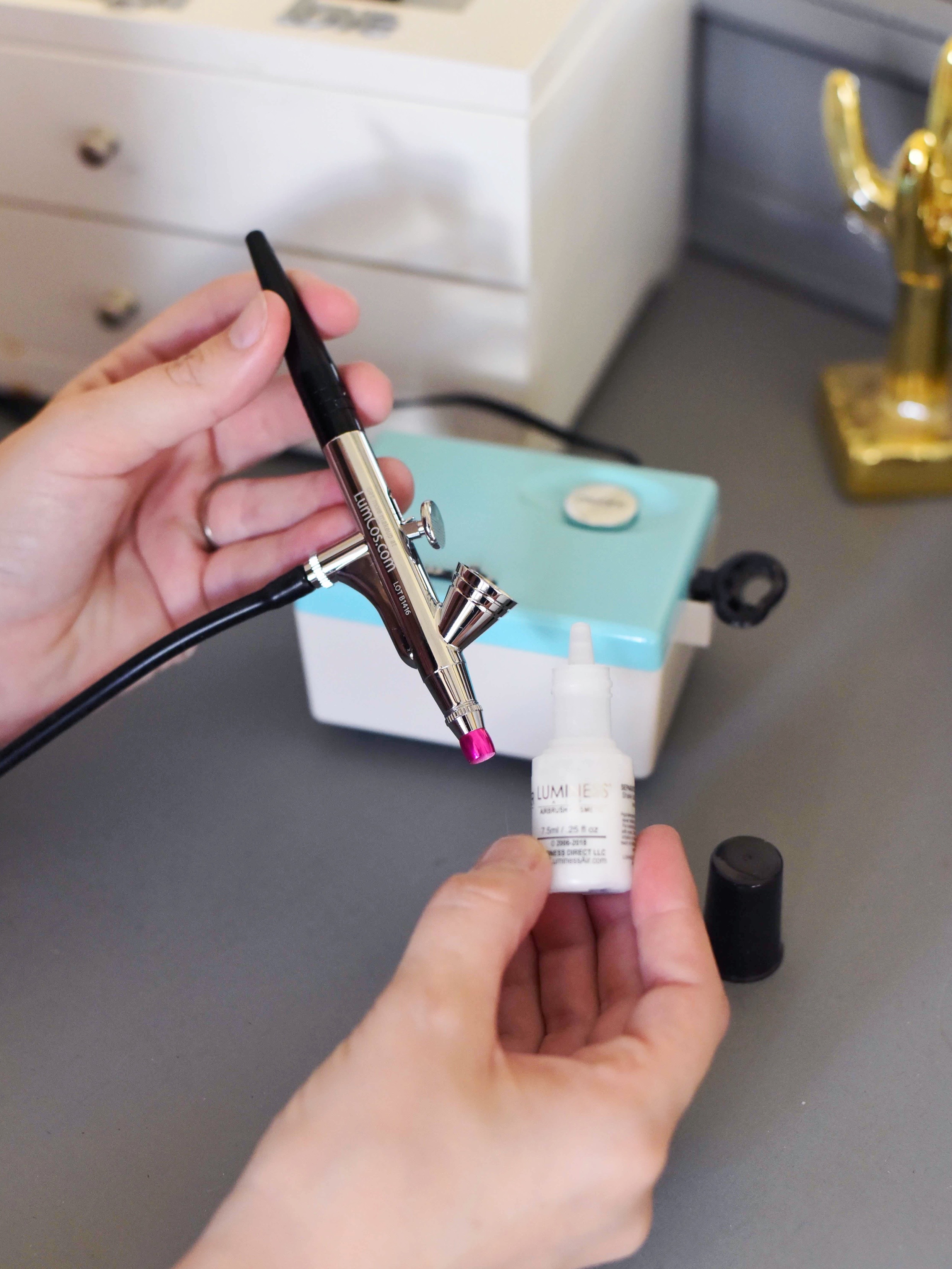 How to Apply Airbrush Makeup: An easy airbrush makeup tutorial with Luminess Air. | Luminess Air Airbrush System review featured by top US beauty blog, Lone Star Looking Glass