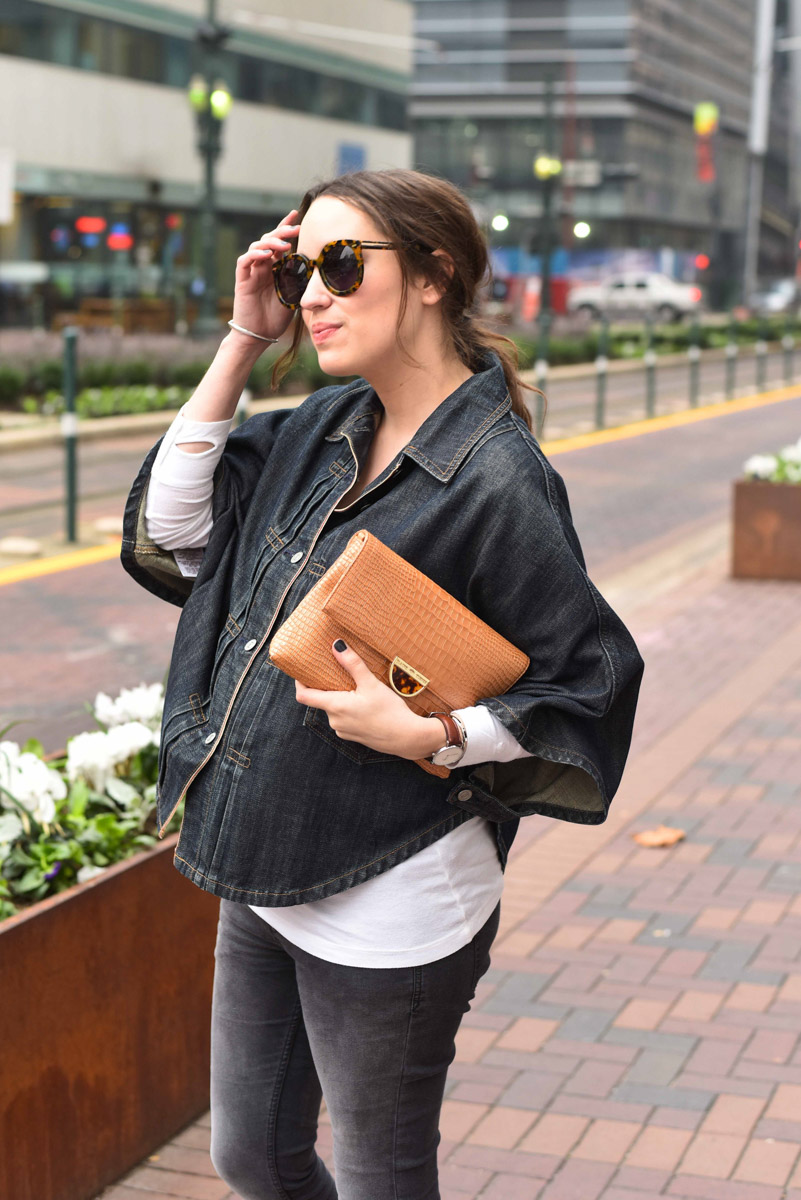 Houston fashion blogger styles her vintage levi's denim poncho with dark jeans, a tan elaine turner clutch.