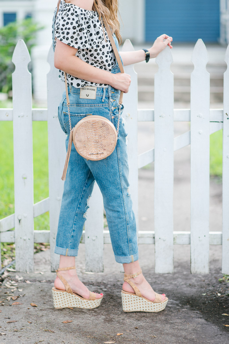 Houston fashion blogger styles Elaine Turner wedges and a crossbody for summer.