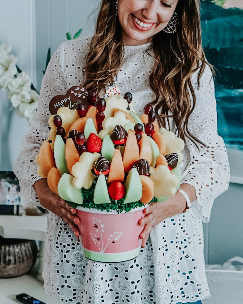 Texas lifestyle blogger shares mother's day gift ideas with Edible Arrangements.