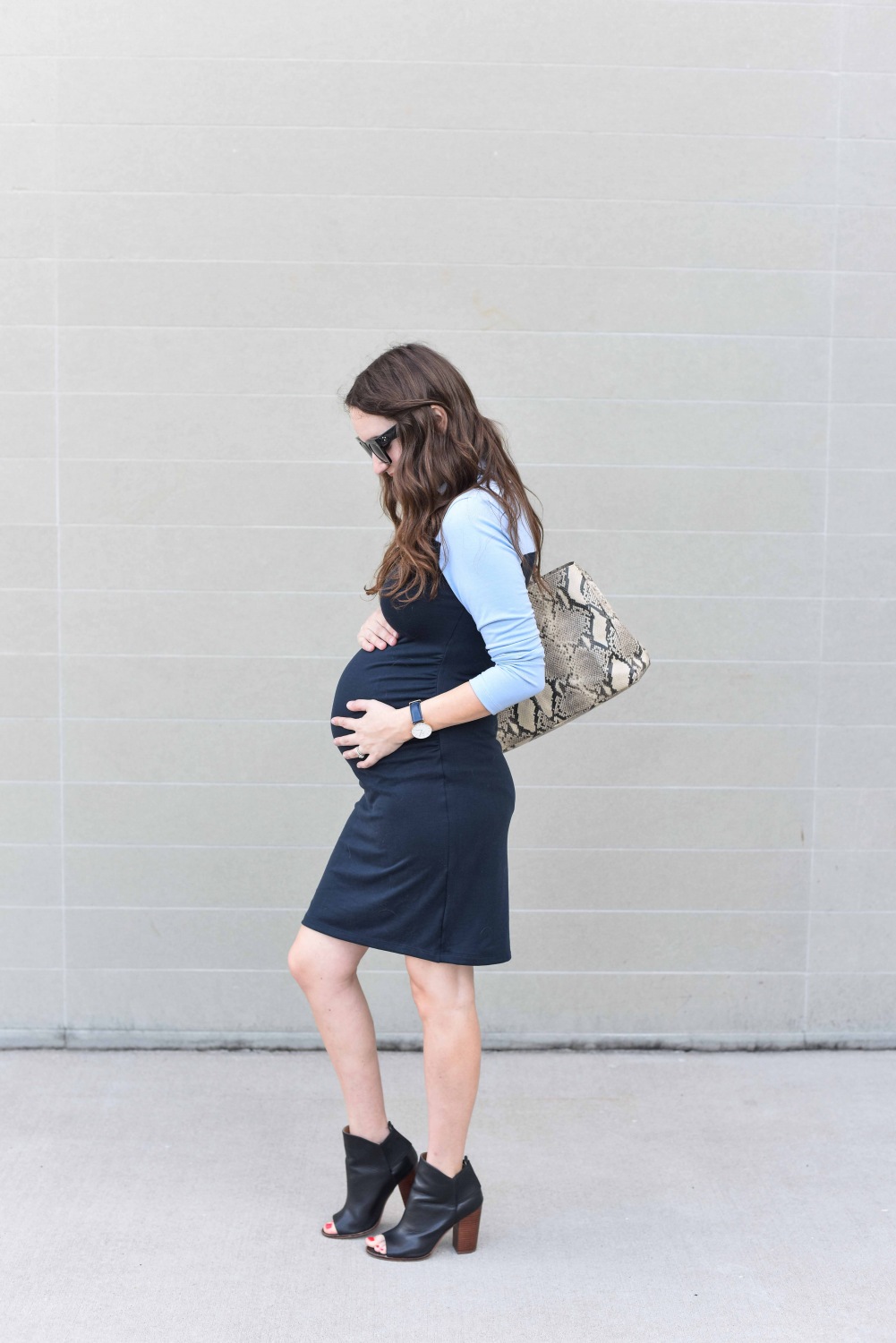 Lone Star Looking Glass, a Texas fashion blow, styles a blue colorblocked maternity dress from Stowaway at 28 weeks pregnant.