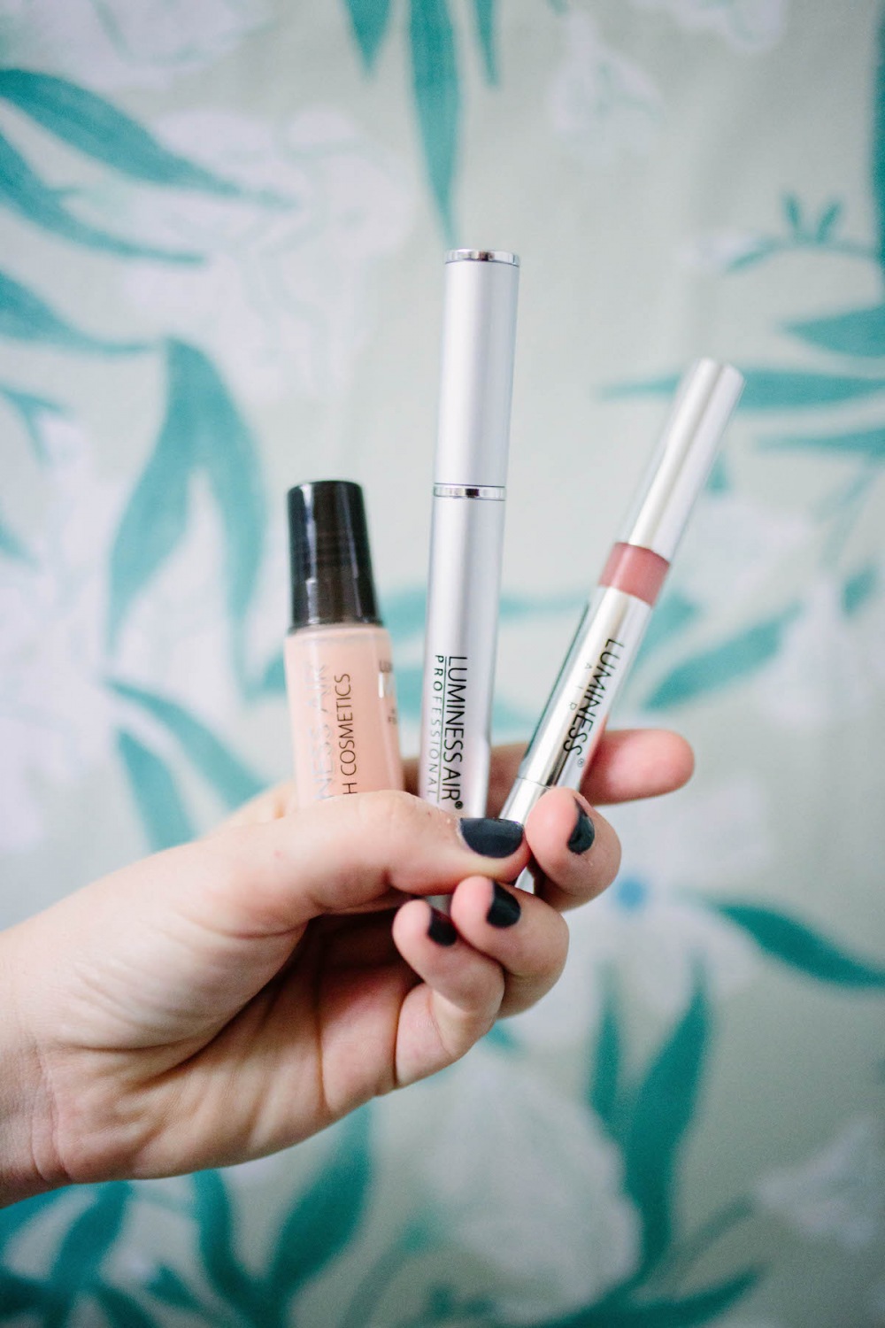 Houston beauty blogger shares an airbrush make up tutorial with the Luminess Air Mystic Foundation Kit.
