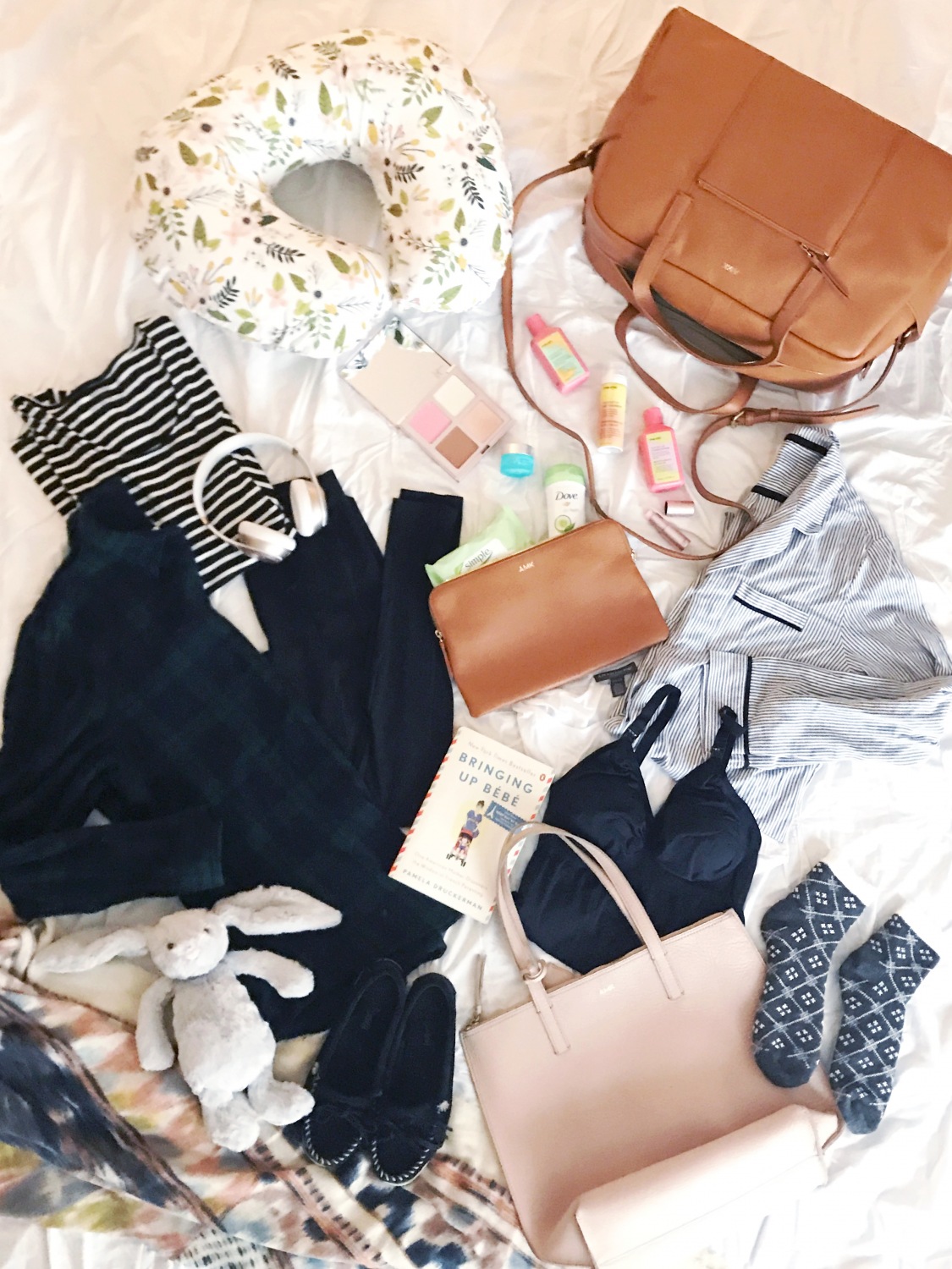 A complete packing list of what to pack in your hospital bag for labor and delivery.